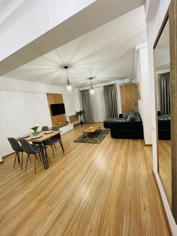 Royal Moonlight Apartment Mamaia Exterior photo