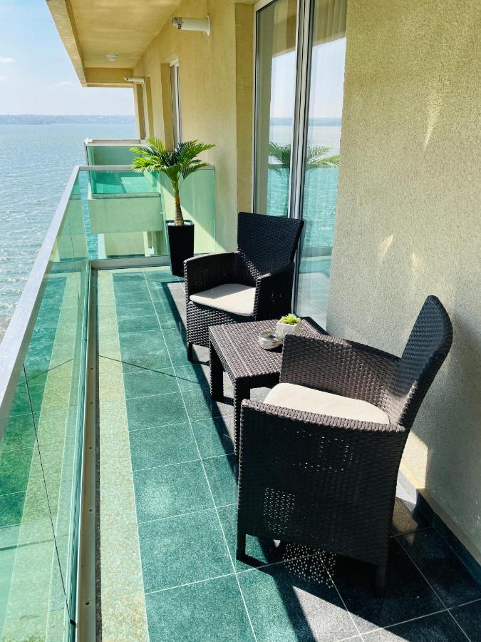 Royal Moonlight Apartment Mamaia Exterior photo
